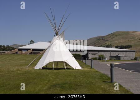 SPALDING / IDAHO STATE/ USA . Bandiera degli Stati Uniti e Tepe Indiano al Nez Perce Musuem, il sito di Spalding, situato lungo l'autostrada US 95 fino alla sede del Nez Perce National Historical Park, Un moderno centro visitatori offre una bella collezione di film museo sulla storia del popolo Nez Perce e un piccolo negozio di articoli da regalo. Il sito di 99 ettari contiene cimiteri storici e l'edificio, cartelli interpretativi e grande area picnic, l'attuale communit e parco di spalding ufficiale chiamato nel 1897 è stato Originariamente chiamato Lapwai e servito come homesite tradizionale per oltre 11.000 anni al thlep-thlep weyma band Foto Stock