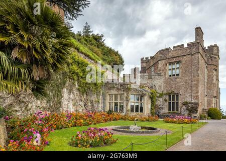 Lo storico castello di Dunster, ai margini del villaggio di Dunster, Exmoor National Park, Somerset, Inghilterra Foto Stock