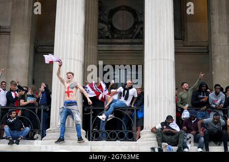 Gli appassionati d'Inghilterra sui gradini della National Gallery di Londra in vista della finale UEFA Euro 2020 tra Italia e Inghilterra. Data immagine: Domenica 11 luglio 2021. Foto Stock
