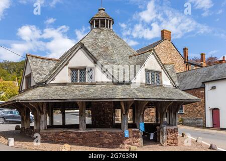 Lo storico mercato del filato, una sala mercato ottagonale con cornice in legno del XVII secolo nel villaggio di Dunster, Exmoor National Park, Somerset, Inghilterra. Foto Stock