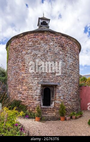 Il grado II ha elencato la colombaia del 16 ° secolo a Dunster nel Somerset, che originariamente apparteneva al Priorato Benedettino a Dunster. Foto Stock