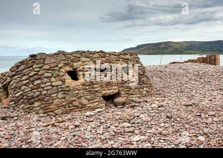 Resti di una seconda guerra mondiale pillbox sulla spiaggia vicino al porto di Porlock Weir nel Somerset. Foto Stock