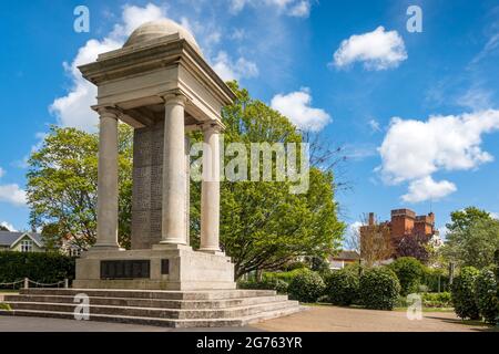 Il memoriale di guerra nel Vivary Park, Taunton, con le caserme di Jellalabad sullo sfondo. Foto Stock