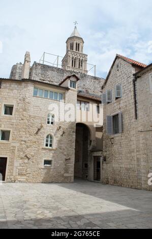Architettura storica all'interno del Palazzo di Diocleziano a Spalato, Croazia, con vista sulla Cattedrale del campanile di San Domnio Foto Stock