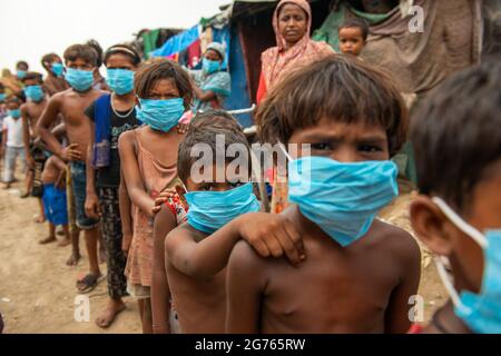 Nuova Delhi, India. 11 Luglio 2021. I bambini delle baraccopoli di New Usmanpur sono visti indossare maschere in coda durante la campagna di consapevolezza Covid-19. Hanno anche informato i bambini circa le misure di Covid-19. Le autorità governative e sanitarie prevedono che i bambini saranno maggiormente colpiti dalla terza ondata in India. Credit: SOPA Images Limited/Alamy Live News Foto Stock