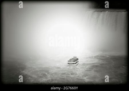 La Domestica della Foschia boat che trasportano i turisti in fondo alle Cascate del Niagara Foto Stock