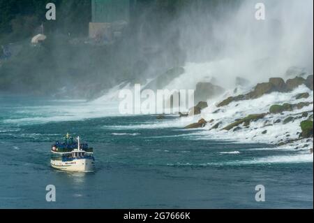 La Domestica della Foschia boat che trasportano i turisti ai piedi delle cascate Americane alle Cascate del Niagara Foto Stock