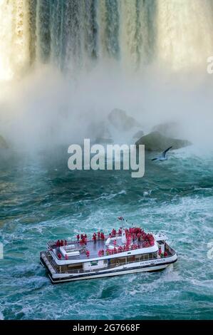 Hornblower imbarcazione turistica ai piedi delle cascate del Niagara Foto Stock