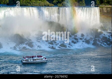 Hornblower imbarcazione turistica ai piedi delle cascate del Niagara Foto Stock