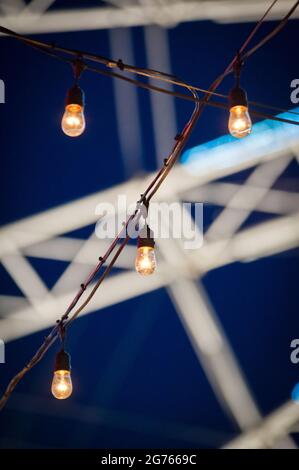 Luci di decorazione a ruota panoramica Ferris su Clifton Hill in Niagara Falls, Ontario Foto Stock