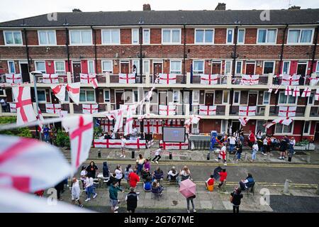 I tifosi inglesi della Kirby Estate, a Bermondsey, a sud di Londra, si preparano a guardare la finale UEFA Euro 2020 tra Italia e Inghilterra. Data immagine: Domenica 11 luglio 2021. Foto Stock