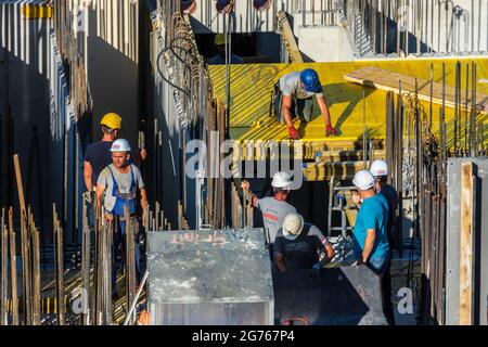 Wien, Vienna: Cantiere, creazione del cassero, lavoratore nel 22. Donaustadt, Vienna, Austria Foto Stock