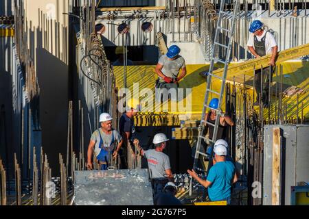 Wien, Vienna: Cantiere, creazione del cassero, lavoratore nel 22. Donaustadt, Vienna, Austria Foto Stock