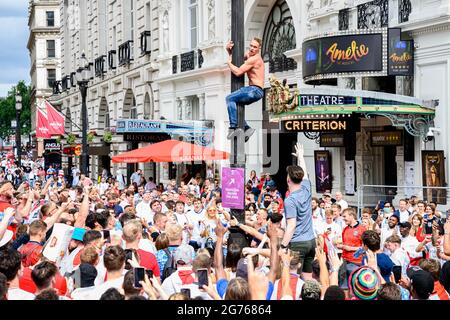 LONDRA, REGNO UNITO. 11 luglio 2021. I tifosi sono riuniti nella zona fan Euro 2020 a Piccadilly Circus prima di stasera della finale UEFA Euro 2020 tra Inghilterra e Italia allo stadio Wembley domenica 11 luglio 2021, LONDRA, INGHILTERRA. Credit: Taka G Wu/Alamy Live News Foto Stock