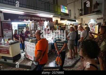 Peschici - 29/06/2021: Famosa gelateria italiana con gente a Peschici di notte, Puglia, Italia Foto Stock