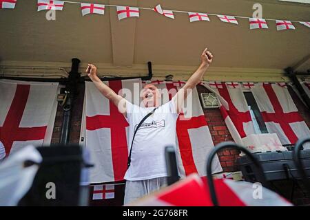 Un fan inglese della Kirby Estate, a Bermondsey, a sud di Londra, si prepara a guardare la finale UEFA Euro 2020 tra Italia e Inghilterra. Data immagine: Domenica 11 luglio 2021. Foto Stock