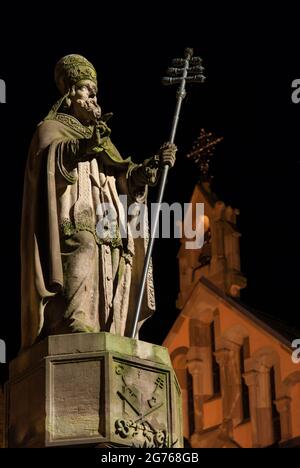 Eguisheim di notte: Statua di Papa Leone IX. (1002-1054) nella sua città natale, il villaggio viticoltori di Eguisheim nella regione Alsazia. Foto Stock