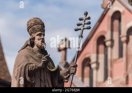 Statua di Papa Leone IX (1002-1054) sulla piazza principale della sua città natale, il villaggio viticoltori di Eguisheim nella regione Alsazia. Foto Stock