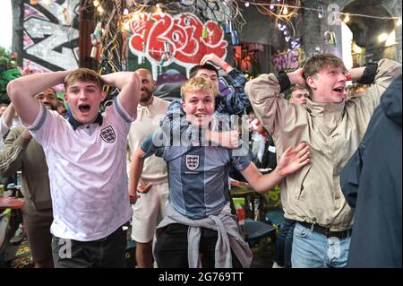 Digbeth, Birmingham, Regno Unito 11 luglio 2021 i tifosi inglesi celebrano un gol contro l'Italia nella finale di Euro 2020. I tifosi hanno eruttato mentre guardavano al bar popup Big Fang sotto gli archi ferroviari nel centro di Birmingham. Fig. Per credito: Interrompi stampa Media/Alamy Live News Foto Stock