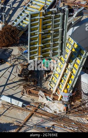 Wien, Vienna: Cantiere, smantellamento del cassero, lavoratore nel 22. Donaustadt, Vienna, Austria Foto Stock