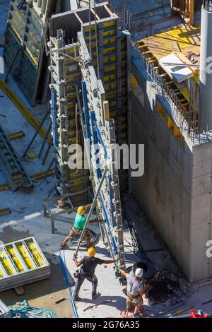 Wien, Vienna: Cantiere, smantellamento del cassero, lavoratore nel 22. Donaustadt, Vienna, Austria Foto Stock