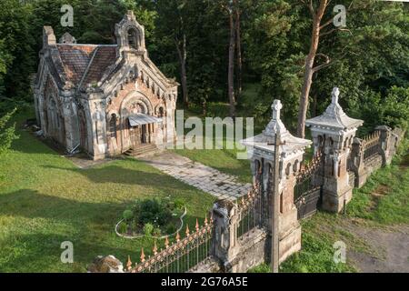 Veduta aerea di una tomba della famiglia Pototskiy su un territorio della tenuta Pototskiy nel villaggio di Pechera, regione di Vinnytsa, Ucraina. Destinazioni di viaggio in Ukrain Foto Stock