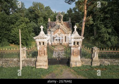 Veduta aerea di una tomba della famiglia Pototskiy su un territorio della tenuta Pototskiy nel villaggio di Pechera, regione di Vinnytsa, Ucraina. Destinazioni di viaggio in Ukrain Foto Stock