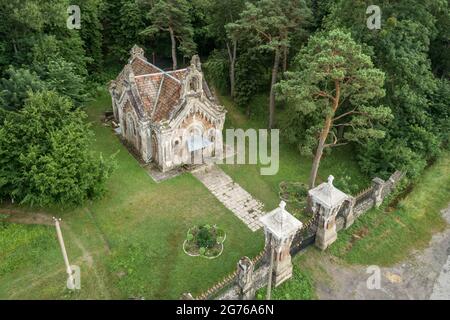 Veduta aerea di una tomba della famiglia Pototskiy su un territorio della tenuta Pototskiy nel villaggio di Pechera, regione di Vinnytsa, Ucraina. Destinazioni di viaggio in Ukrain Foto Stock