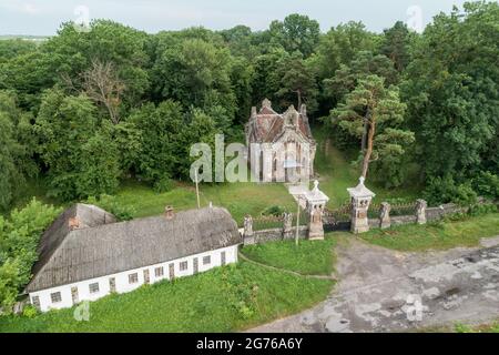 Veduta aerea di una tomba della famiglia Pototskiy su un territorio della tenuta Pototskiy nel villaggio di Pechera, regione di Vinnytsa, Ucraina. Destinazioni di viaggio in Ukrain Foto Stock