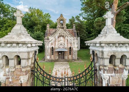 Veduta aerea di una tomba della famiglia Pototskiy su un territorio della tenuta Pototskiy nel villaggio di Pechera, regione di Vinnytsa, Ucraina. Destinazioni di viaggio in Ukrain Foto Stock