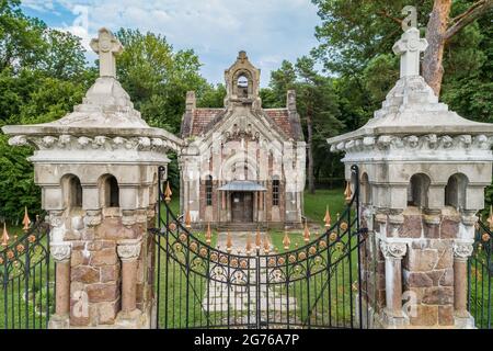 Veduta aerea di una tomba della famiglia Pototskiy su un territorio della tenuta Pototskiy nel villaggio di Pechera, regione di Vinnytsa, Ucraina. Destinazioni di viaggio in Ukrain Foto Stock