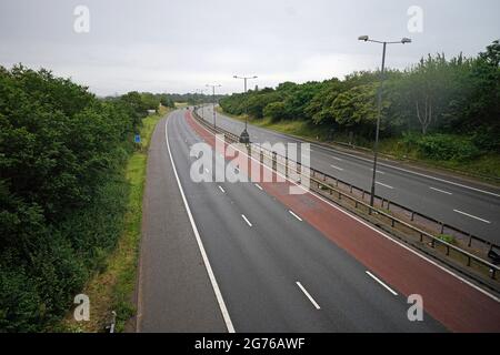 L'autostrada M4 nei pressi di Londra è quasi vuota durante la finale UEFA Euro 2020 tra Italia e Inghilterra. Data immagine: Domenica 11 luglio 2021. Foto Stock