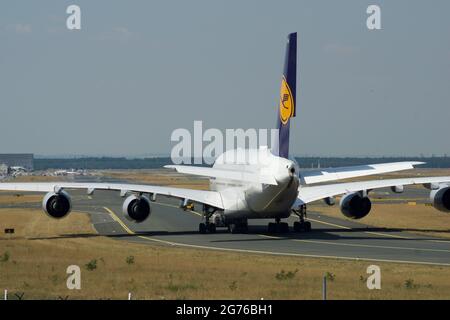 FRANCOFORTE, GERMANIA - 09 LUGLIO 2017: Lufthansa Airbus A380 che tassava sul grembiule dell'aeroporto di Francoforte fra Foto Stock