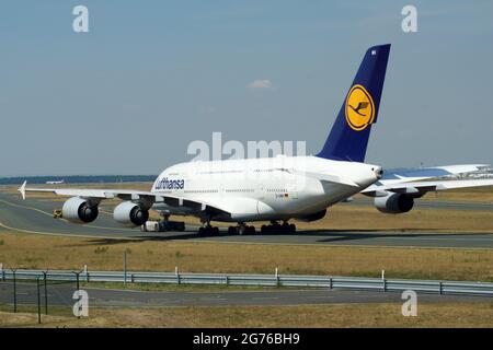 FRANCOFORTE, GERMANIA - 09 LUGLIO 2017: Lufthansa Airbus A380 che tassava sul grembiule dell'aeroporto di Francoforte fra Foto Stock