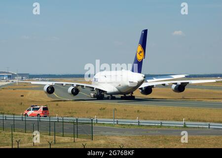 FRANCOFORTE, GERMANIA - 09 LUGLIO 2017: Lufthansa Airbus A380 che tassava sul grembiule dell'aeroporto di Francoforte fra Foto Stock