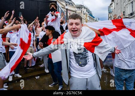 LONDRA, REGNO UNITO. 11 luglio 2021. I tifosi sono riuniti nella zona fan Euro 2020 a Piccadilly Circus prima di stasera della finale UEFA Euro 2020 tra Inghilterra e Italia allo stadio Wembley domenica 11 luglio 2021, LONDRA, INGHILTERRA. Credit: Taka G Wu/Alamy Live News Foto Stock