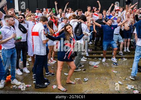 LONDRA, REGNO UNITO. 11 luglio 2021. I tifosi sono riuniti nella zona fan Euro 2020 a Piccadilly Circus prima di stasera della finale UEFA Euro 2020 tra Inghilterra e Italia allo stadio Wembley domenica 11 luglio 2021, LONDRA, INGHILTERRA. Credit: Taka G Wu/Alamy Live News Foto Stock