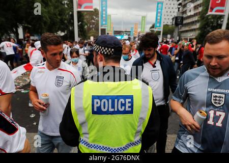 Londra, Regno Unito. 11 Luglio 2021. 2020 Campionato europeo di calcio finale Inghilterra contro Italia; polizia al di fuori del Wembley Stadium Credit: Action Plus Sports/Alamy Live News Foto Stock