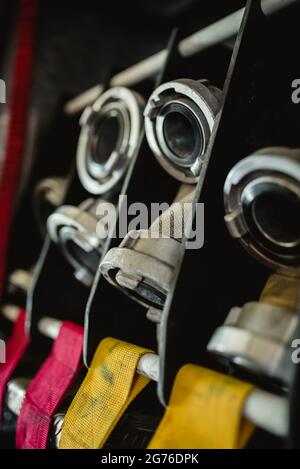 tubi flessibili antincendio di tipo b e c, situati nel deposito del carrello elevatore a forche Foto Stock