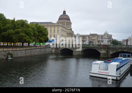 Palazzo della città di Berlino, ponte Schlossbrücke e canale Sprea - Berlino, Germania . 9 luglio 2021. Foto Stock