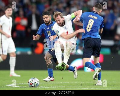 Harry Kane (centro) in Inghilterra combatte con Lorenzo Insigne (a sinistra) e Jorginho durante la finale UEFA Euro 2020 allo stadio Wembley di Londra. Data immagine: Domenica 11 luglio 2021. Foto Stock