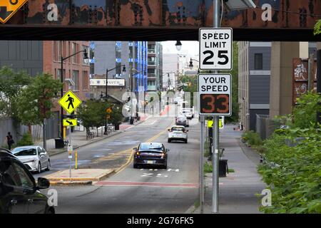 Un segnale radar di velocità su Newark Ave a Jersey City, NJ Foto Stock