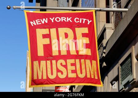 New York City Fire Museum, 278 Spring St, New York, New York. Cartello con la bandiera di fronte a un museo dedicato alla storia del fuoco nel quartiere Tribeca di Manhattan. Foto Stock