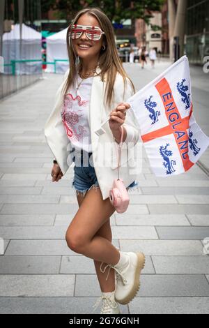 Londra, Regno Unito. 11 Luglio 2021. Un tifoso di calcio si pone per una foto mentre tiene una bandiera di St Georges prima delle finali UEFA EURO 2020 tra Italia e Inghilterra. (Foto di Andy Barton/SOPA Images/Sipa USA) Credit: Sipa USA/Alamy Live News Foto Stock