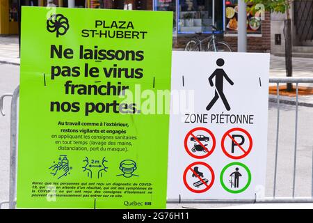 Avviso pubblico alla vendita del marciapiede: Il segno avverte la gente di essere attenti e rispettare le misure sanitarie per non prendere Covid-19, Montreal, Canada Foto Stock