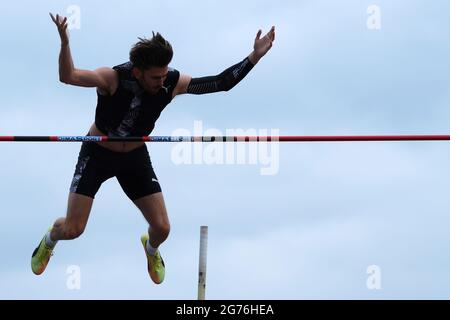 Sauteville Les Rouen, Normandia, Francia. 11 Luglio 2021. HARRY COPPELL (GBR) in azione durante il concorso pole vault dell'Athle Pro Tour meeting a Sotteville les Rouen al City Stadium - Sotteville les Rouen France Credit: Pierre Stevenin/ZUMA Wire/Alamy Live News Foto Stock