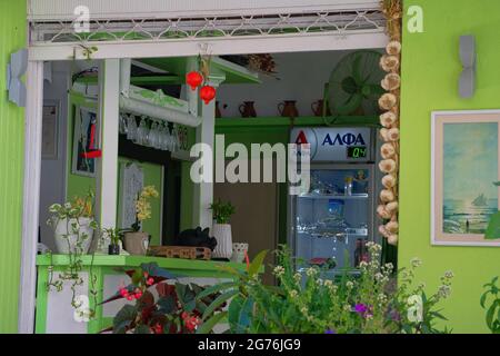 Taverna greca tradizionale, di colore verde, su un'isola nel Mar Egeo. Isola di Skiathos, Grecia 6-15-2021 Foto Stock