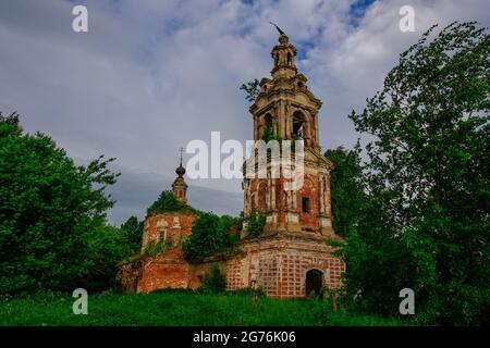 Abbandonata Chiesa ortodossa russa della Trasfigurazione del Salvatore, regione di Ryazan. Foto Stock