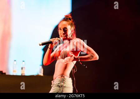 Karma Cereza (Carmen) di Muevelo Reina si esibisce sul palco durante il Big Sound Festival. Mueveloreina è un duo di Barcellona formato da Karma Cereza, su voce, e Joaco J. Fox, su produzione. Sono comparsi a sorpresa e in breve tempo sono diventati una sensazione su YouTube grazie a video come 'Vivas', 'Cheapqueen' o 'Défense'. Mueveloreina mescola musica trap con suoni tropicali che la combinano con testi acidi e un atteggiamento cheeky. Prima edizione del festival di musica urbana Big Sound Festival a Estadi Ciutat de Valencia, Spagna. Foto Stock