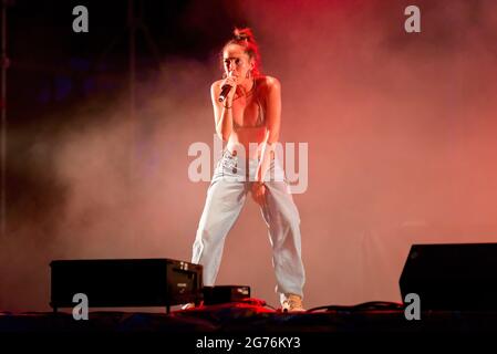 Karma Cereza (Carmen) di Muevelo Reina si esibisce sul palco durante il Big Sound Festival. Mueveloreina è un duo di Barcellona formato da Karma Cereza, su voce, e Joaco J. Fox, su produzione. Sono comparsi a sorpresa e in breve tempo sono diventati una sensazione su YouTube grazie a video come 'Vivas', 'Cheapqueen' o 'Défense'. Mueveloreina mescola musica trap con suoni tropicali che la combinano con testi acidi e un atteggiamento cheeky. Prima edizione del festival di musica urbana Big Sound Festival a Estadi Ciutat de Valencia, Spagna. Foto Stock